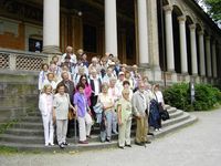 Wunderbare Tage genossen wir im Schwarzwald (2009) inmitten herrlicher Landschaften und Naturparks wie z.B. in Taubergießen, dem "Amazonas des Oberrheins" oder in Liliental im Kaiserstuhl. In der eleganten Kulturstadt Baden-Baden besuchten wir das mondäne Casino und stellten uns für`s Fotoalbum  vor die berühmte Trinkhalle (Bild)