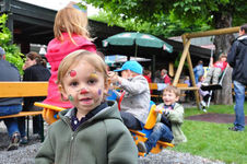 schöner Gastgarten mit Kinderspielplatz